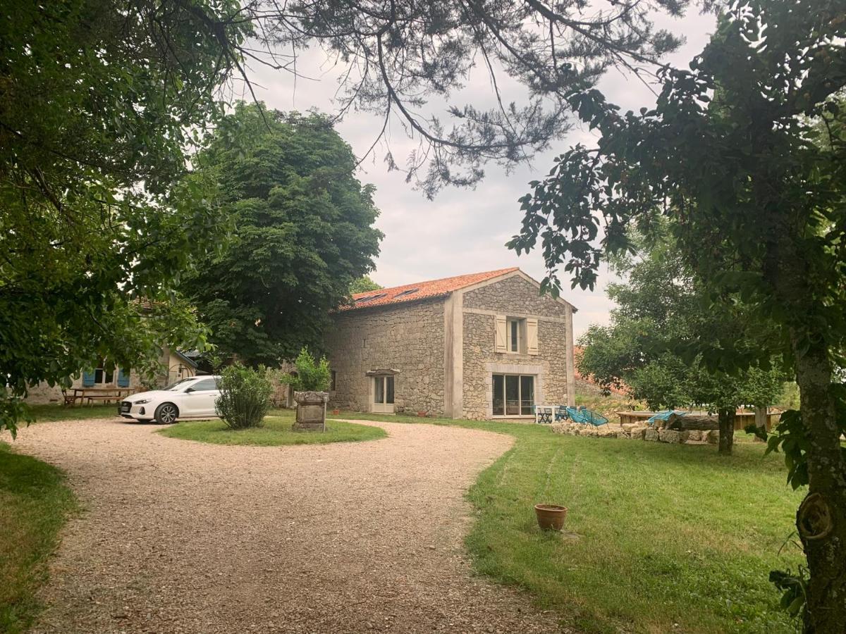 Maison Papillon Gite De Ressourcement Lusignan-Petit Bagian luar foto