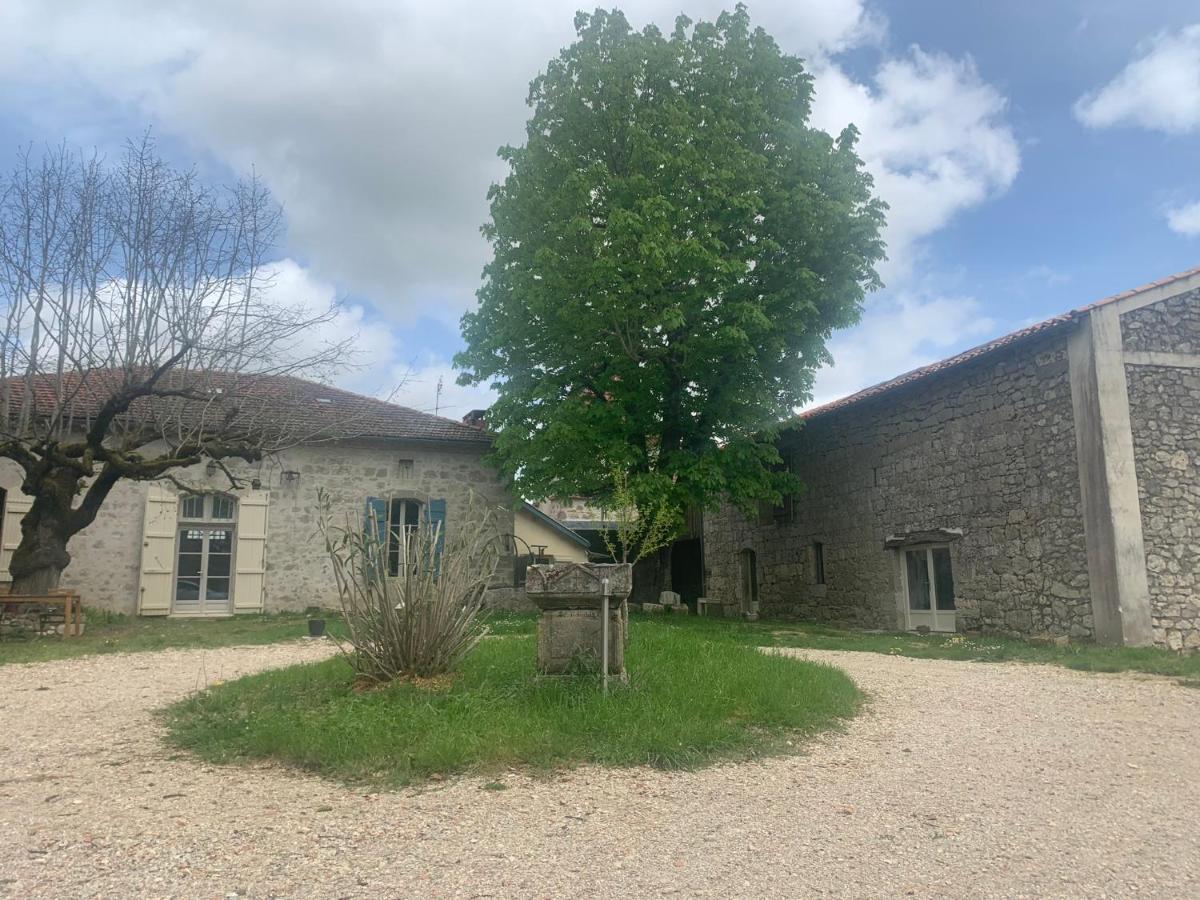 Maison Papillon Gite De Ressourcement Lusignan-Petit Bagian luar foto